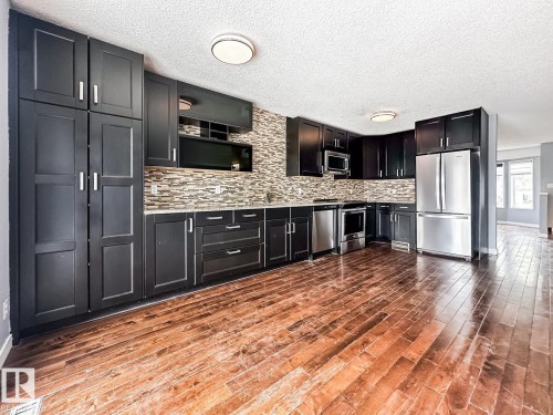 576 Rainbow Crescent, Sherwood Park, AB - Indoor Photo Showing Kitchen With Upgraded Kitchen
