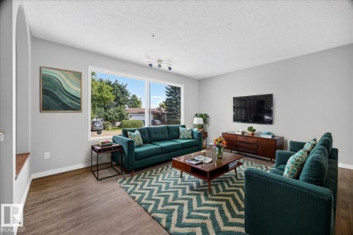 7419 15 Avenue Nw, Edmonton, AB - Indoor Photo Showing Living Room