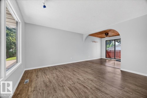 7419 15 Avenue Nw, Edmonton, AB - Indoor Photo Showing Other Room