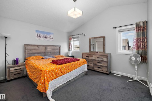 Spacious room featuring vaulted ceilings - 1563 Tamarack Boulevard Nw, Edmonton, AB - Indoor Photo Showing Bedroom