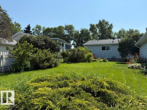 Expansive green lawn with established landscaping and mature trees - 9908 96A Avenue, Fort Saskatchewan, AB - Outdoor