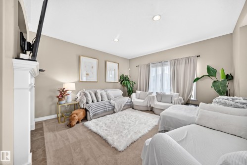 19 Victoria Bay, Spruce Grove, AB - Indoor Photo Showing Living Room