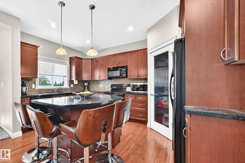 19 Victoria Bay, Spruce Grove, AB - Indoor Photo Showing Kitchen