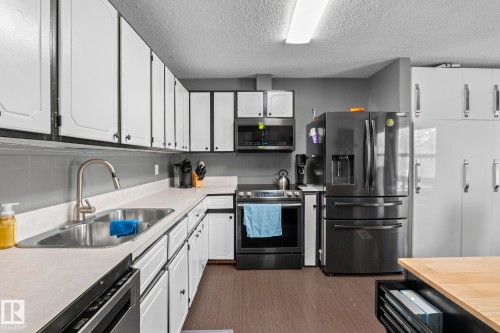 5519 10 Avenue Nw, Edmonton, AB - Indoor Photo Showing Kitchen With Double Sink With Upgraded Kitchen