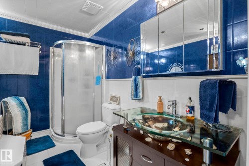 5519 10 Avenue Nw, Edmonton, AB - Indoor Photo Showing Bathroom