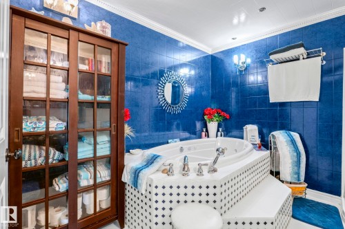 5519 10 Avenue Nw, Edmonton, AB - Indoor Photo Showing Bathroom