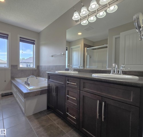 4006 Charles Place Sw, Edmonton, AB - Indoor Photo Showing Bathroom