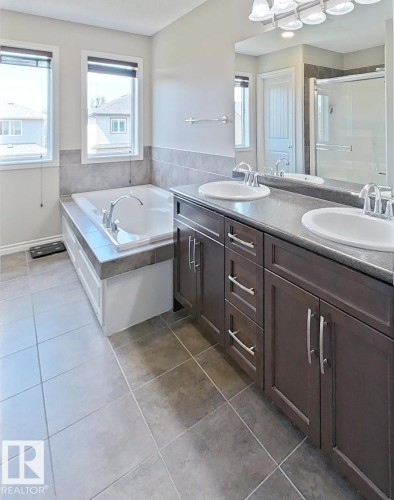 4006 Charles Place Sw, Edmonton, AB - Indoor Photo Showing Bathroom