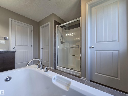 4006 Charles Place Sw, Edmonton, AB - Indoor Photo Showing Bathroom