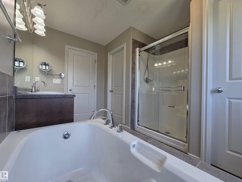 4006 Charles Place Sw, Edmonton, AB - Indoor Photo Showing Bathroom