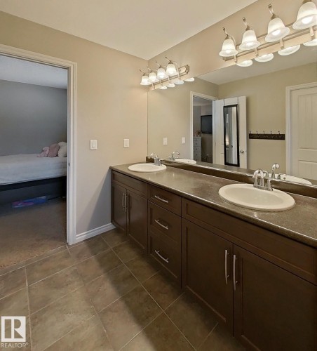 4006 Charles Place Sw, Edmonton, AB - Indoor Photo Showing Bathroom
