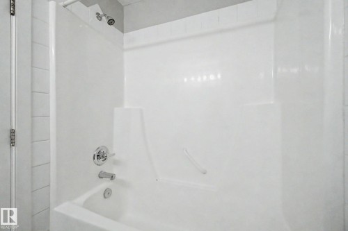 #105 240 Spruce Ridge Rd, Spruce Grove, AB - Indoor Photo Showing Bathroom