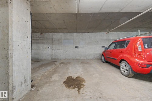 #105 240 Spruce Ridge Rd, Spruce Grove, AB - Indoor Photo Showing Garage