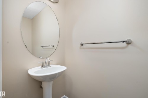 17330 8A Avenue Sw, Edmonton, AB - Indoor Photo Showing Bathroom