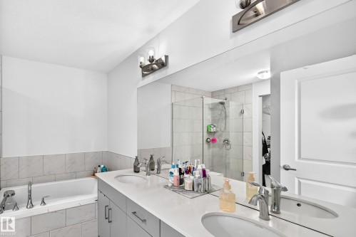 4018 Hawthorn Link Link Sw, Edmonton, AB - Indoor Photo Showing Bathroom