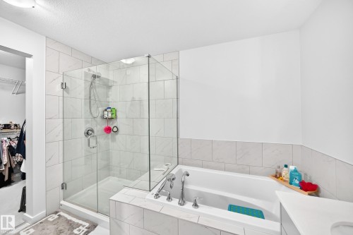 4018 Hawthorn Link Link Sw, Edmonton, AB - Indoor Photo Showing Bathroom