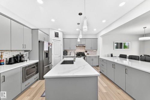 4018 Hawthorn Link Link Sw, Edmonton, AB - Indoor Photo Showing Kitchen With Upgraded Kitchen