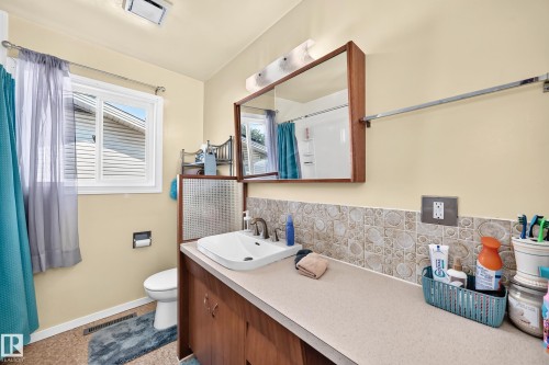 5611 134A Avenue Nw, Edmonton, AB - Indoor Photo Showing Bathroom