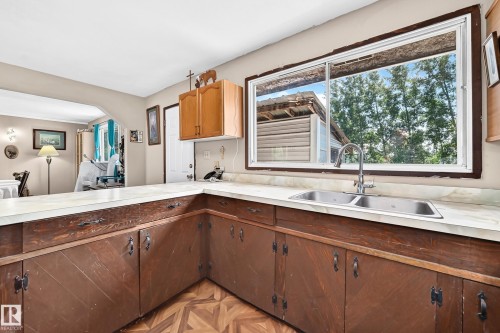 8 Fourth Street, Duffield, AB - Indoor Photo Showing Kitchen With Double Sink