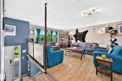 8 Fourth Street, Duffield, AB - Indoor Photo Showing Living Room