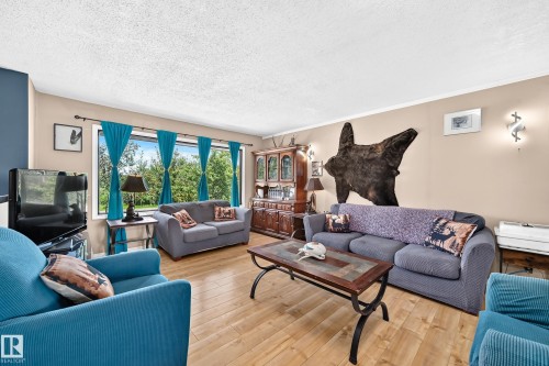 8 Fourth Street, Duffield, AB - Indoor Photo Showing Living Room
