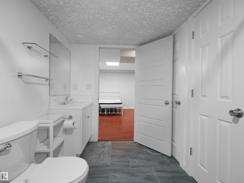 1692 Cunningham Way, Edmonton, AB - Indoor Photo Showing Bathroom