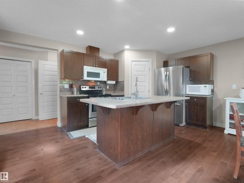 1692 Cunningham Way, Edmonton, AB - Indoor Photo Showing Kitchen