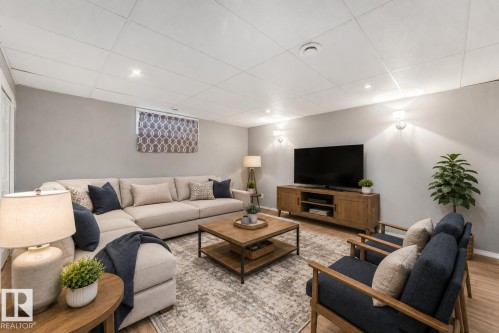 #19 15215 126 St Nw, Edmonton, AB - Indoor Photo Showing Living Room