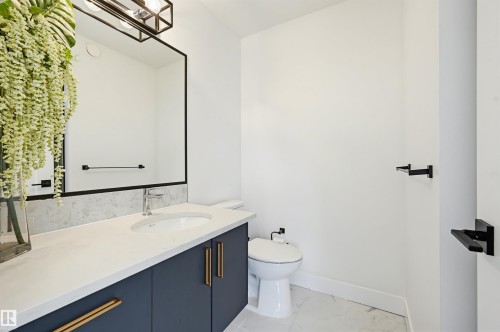 14320 98 Avenue Nw, Edmonton, AB - Indoor Photo Showing Bathroom