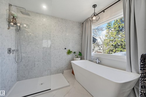 14320 98 Avenue Nw, Edmonton, AB - Indoor Photo Showing Bathroom