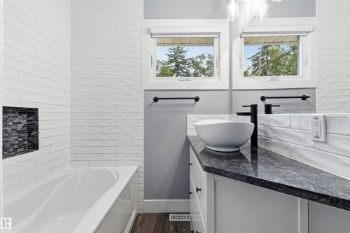 7924 89 Avenue Nw, Edmonton, AB - Indoor Photo Showing Bathroom