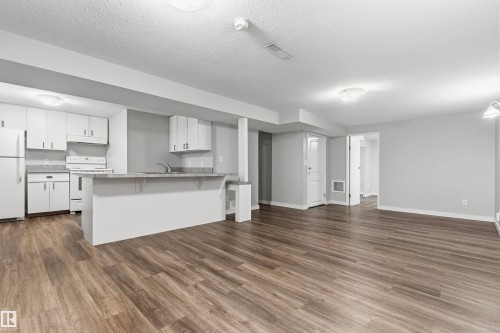 7924 89 Avenue Nw, Edmonton, AB - Indoor Photo Showing Kitchen