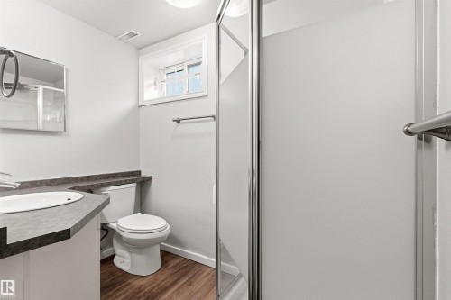 7924 89 Avenue Nw, Edmonton, AB - Indoor Photo Showing Bathroom
