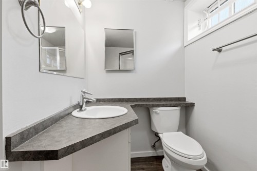 7924 89 Avenue Nw, Edmonton, AB - Indoor Photo Showing Bathroom