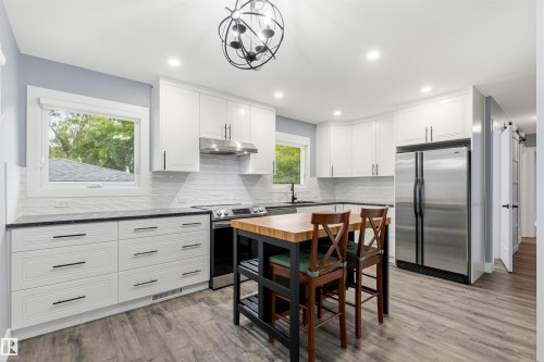 7924 89 Avenue Nw, Edmonton, AB - Indoor