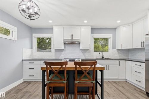 7924 89 Avenue Nw, Edmonton, AB - Indoor