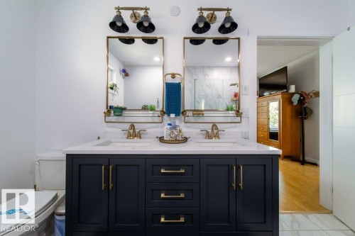 8731 85 Avenue Nw, Edmonton, AB - Indoor Photo Showing Bathroom