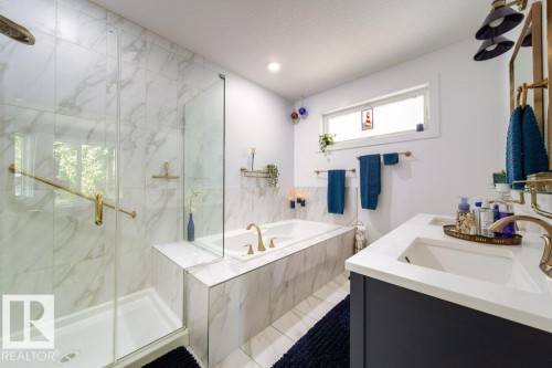 8731 85 Avenue Nw, Edmonton, AB - Indoor Photo Showing Bathroom