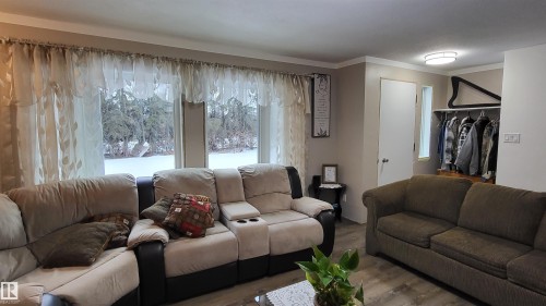 151042 Twp  Rd 562, Rural Two Hills County, AB - Indoor Photo Showing Living Room