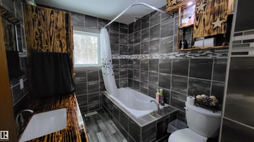 151042 Twp  Rd 562, Rural Two Hills County, AB - Indoor Photo Showing Bathroom