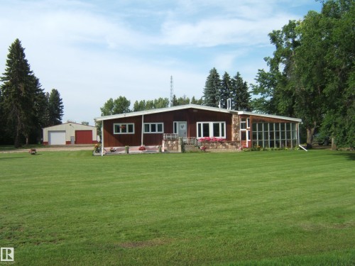 Spacious front yard with a large detached outbuilding - 151042 Twp  Rd 562, Rural Two Hills County, AB - Outdoor