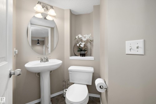 7214 19A Avenue Sw, Edmonton, AB - Indoor Photo Showing Bathroom