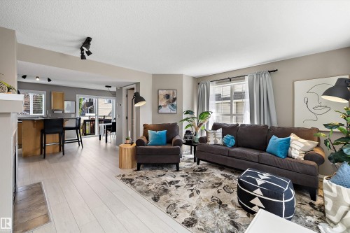 7214 19A Avenue Sw, Edmonton, AB - Indoor Photo Showing Living Room