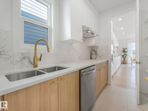 33 Birkshire Crescent, Sherwood Park, AB - Indoor Photo Showing Kitchen With Double Sink With Upgraded Kitchen