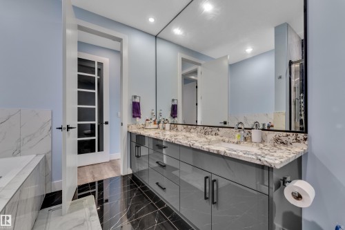 2011 18 Avenue Nw, Edmonton, AB - Indoor Photo Showing Bathroom