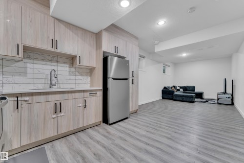 2011 18 Avenue Nw, Edmonton, AB - Indoor Photo Showing Kitchen