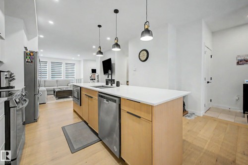 3363 Orchards Link Link Sw, Edmonton, AB - Indoor Photo Showing Kitchen With Upgraded Kitchen