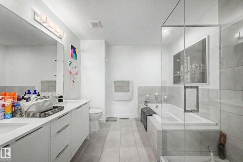 3363 Orchards Link Link Sw, Edmonton, AB - Indoor Photo Showing Bathroom
