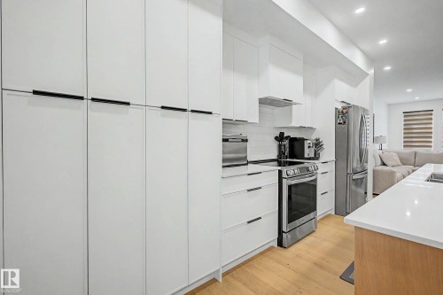 3363 Orchards Link Link Sw, Edmonton, AB - Indoor Photo Showing Kitchen With Upgraded Kitchen