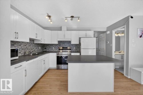 Kitchen - #18 345 Kirkness Rd Nw, Edmonton, AB - Indoor Photo Showing Kitchen With Double Sink With Upgraded Kitchen